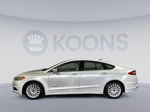 Used 2015 Ford Fusion SE image 2