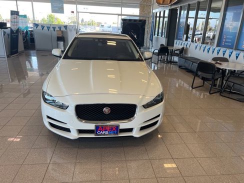 Used 2017 Jaguar XE Premium image 18