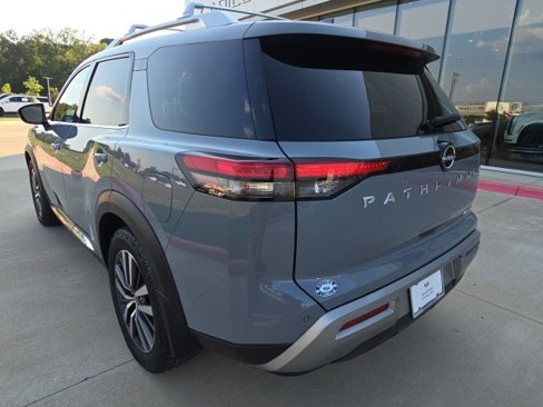 Used 2022 Nissan Pathfinder Platinum w/ Cargo Package image 3