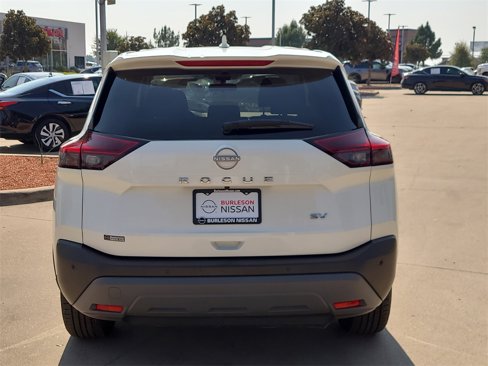 Used 2023 Nissan Rogue SV image 3