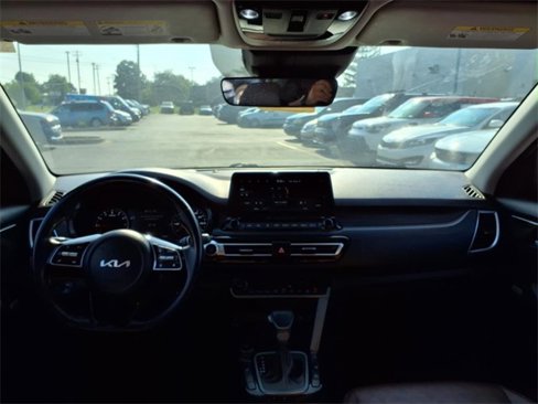 Certified 2022 Kia Seltos SX w/ Sunroof Package image 17