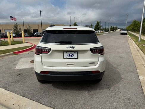 Used 2017 Jeep Compass Latitude image 6