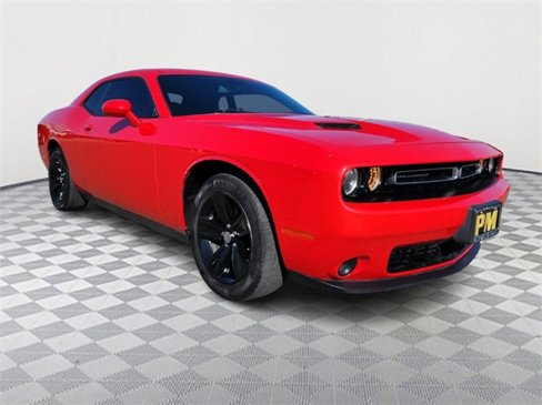 Used 2020 Dodge Challenger SXT image 1