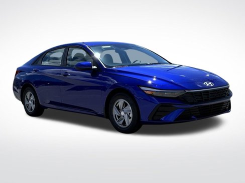 New 2025 Hyundai Elantra SE image 3
