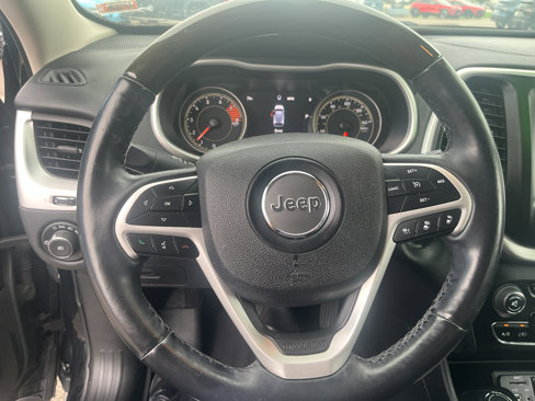 Used 2018 Jeep Cherokee Overland w/ Technology Group image 13