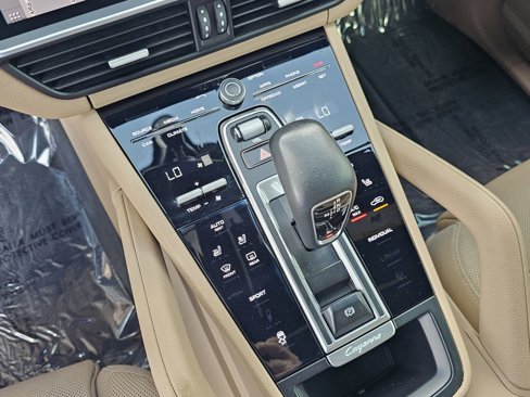 Certified 2019 Porsche Cayenne w/ Premium Package image 34