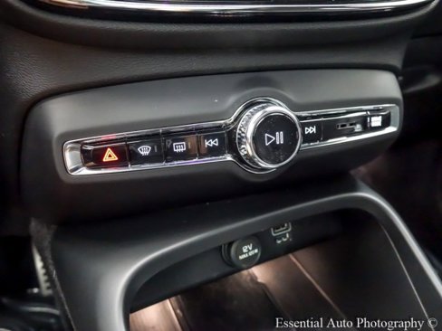 Used 2020 Volvo XC40 T4 R-Design image 25