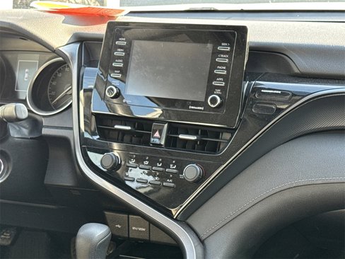 Used 2021 Toyota Camry LE image 5