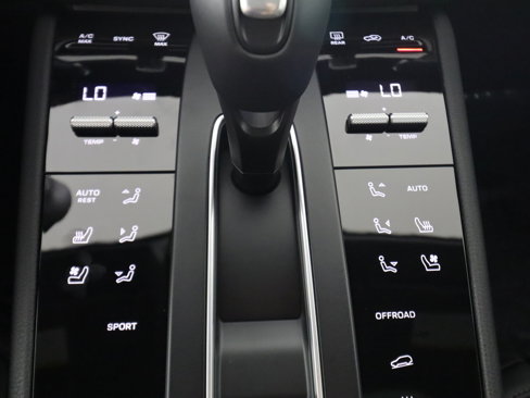 New 2026 Porsche Macan image 23