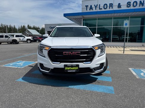 Used 2024 GMC Terrain SLE image 2
