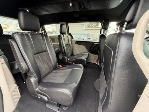 Used 2019 Dodge Grand Caravan SXT w/ Driver Convenience Group image 30
