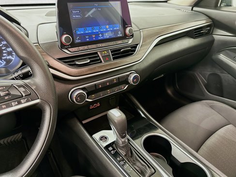 Used 2024 Nissan Altima 2.5 SV image 25