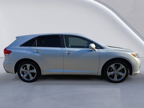 Used 2010 Toyota Venza image 3