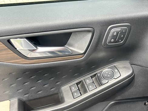 Used 2020 Ford Escape Titanium image 19