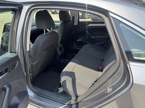 Used 2016 Volkswagen Passat 1.8T R-Line image 6