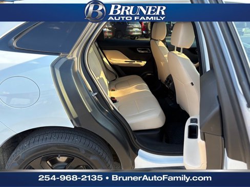 Used 2018 Jaguar F-PACE Premium image 11