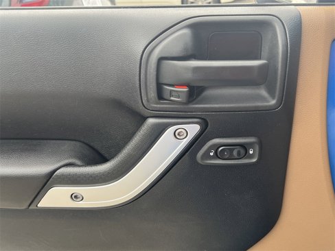 Used 2015 Jeep Wrangler Unlimited Sahara w/ Connectivity Group image 21
