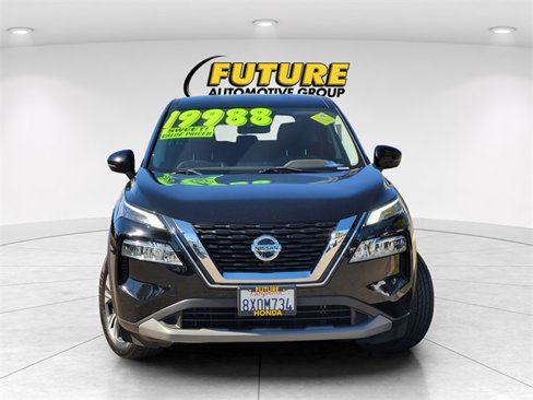 Used 2021 Nissan Rogue SV image 2
