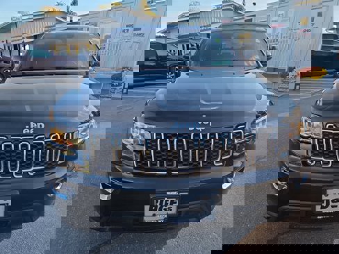 Used 2018 Jeep Grand Cherokee Laredo image 2