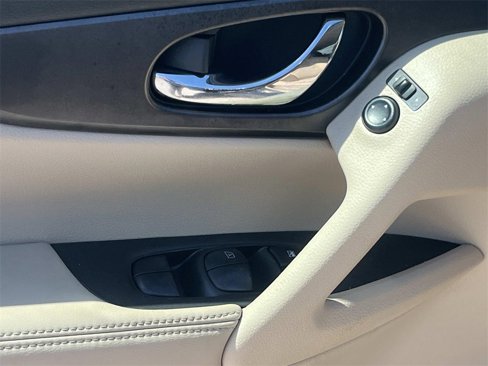 Used 2015 Nissan Rogue SV image 12