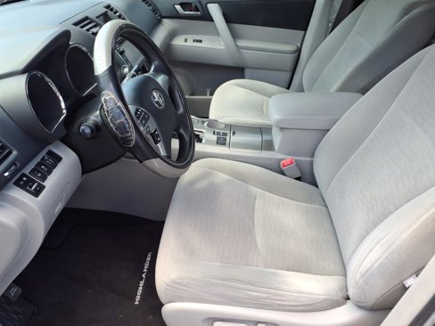 Used 2013 Toyota Highlander Plus image 6