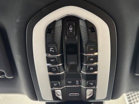 Used 2022 Porsche Macan image 38