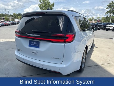 Used 2023 Chrysler Pacifica Limited image 9