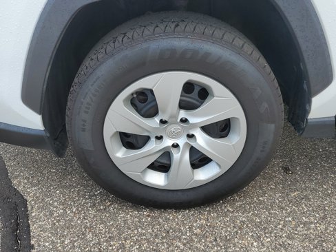 Used 2019 Toyota RAV4 LE image 3