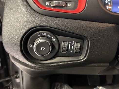 Used 2017 Jeep Renegade Trailhawk image 12