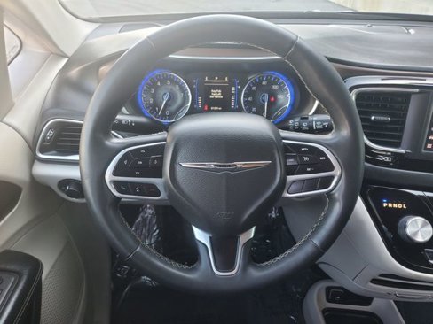 Used 2022 Chrysler Voyager LX image 15