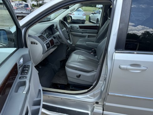 Used 2010 Chrysler Town & Country Touring image 11