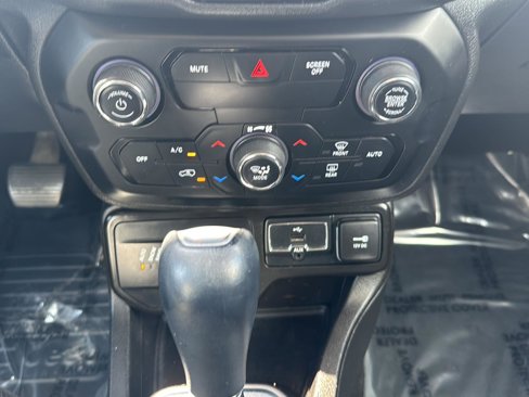 Used 2020 Jeep Renegade Limited image 15