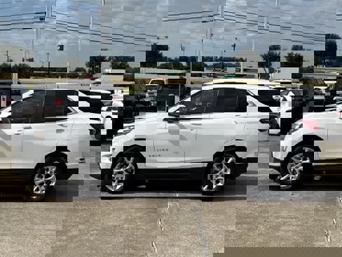 Used 2021 Chevrolet Equinox LT image 2