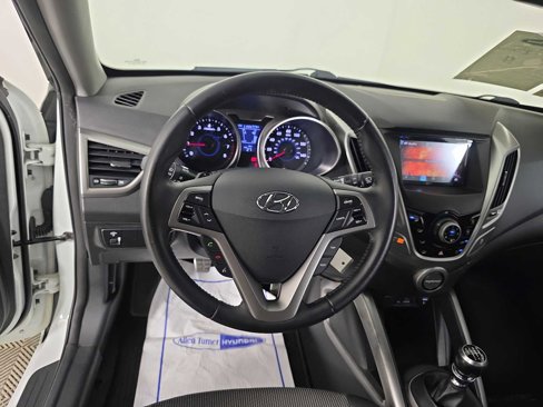 Used 2013 Hyundai Veloster w/ Style Pkg image 10
