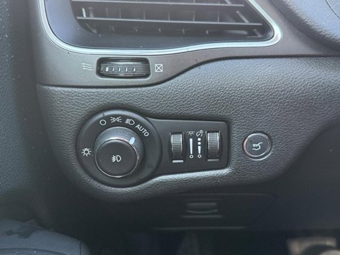 Used 2020 Jeep Cherokee Trailhawk image 19
