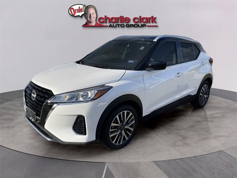 Used 2023 Nissan Kicks SV image 2