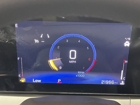 Used 2025 Chevrolet Trax LT w/ LT Convenience Package image 3