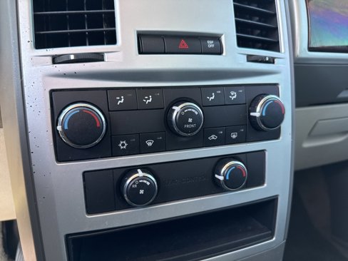 Used 2010 Chrysler Town & Country Touring image 18