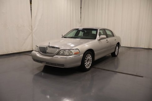 Used 2005 Lincoln Town Car Signature image 4