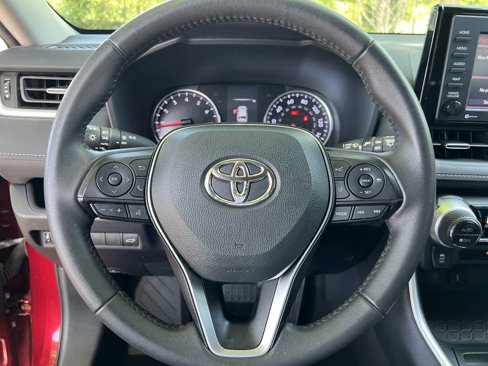 Used 2022 Toyota RAV4 XLE Premium image 17
