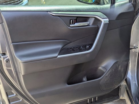 Used 2021 Toyota RAV4 XLE Premium image 11