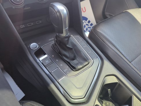 Used 2018 Volkswagen Tiguan SEL image 19