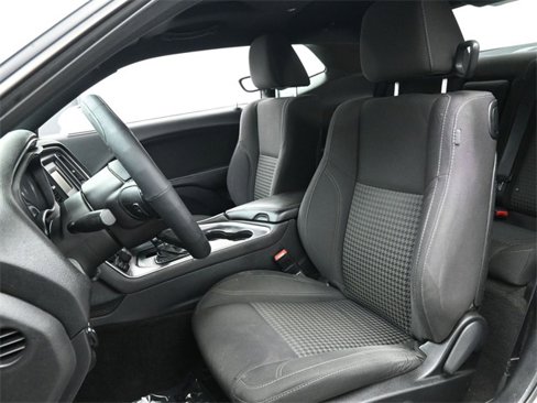 Used 2015 Dodge Challenger SXT image 12