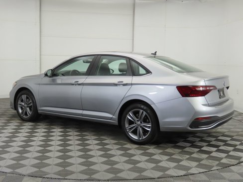 Certified 2024 Volkswagen Jetta SE image 8