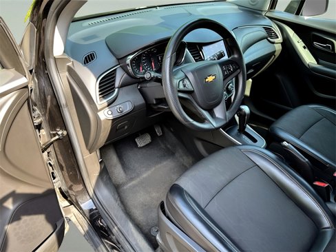 Used 2021 Chevrolet Trax LT image 2