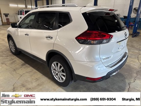 Used 2017 Nissan Rogue SV image 3