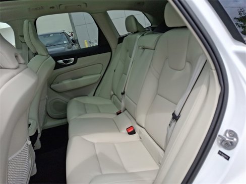 Used 2023 Volvo XC60 B5 Plus image 9