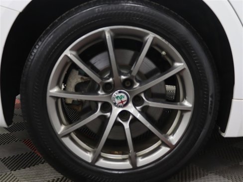 Used 2017 Alfa Romeo Giulia AWD image 21