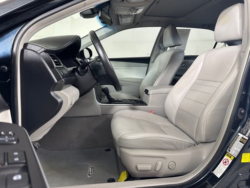 Used 2016 Toyota Camry XLE image 4