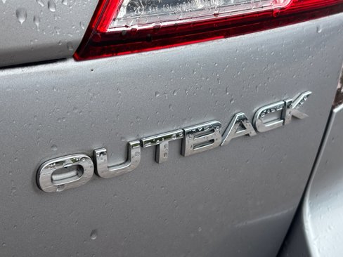Used 2010 Subaru Outback 2.5i image 12